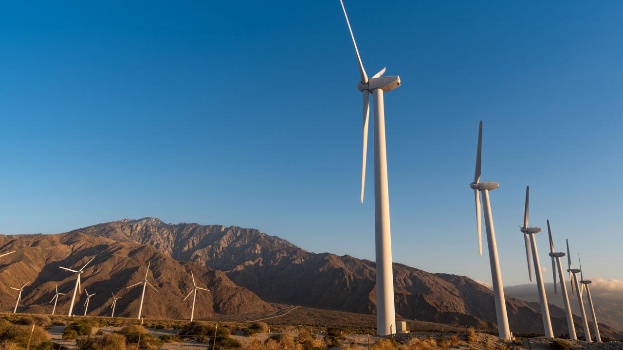 山区的风电场, 这是利乐全球最大体育平台清洁能源咨询和电力公用事业咨询服务的一个例子