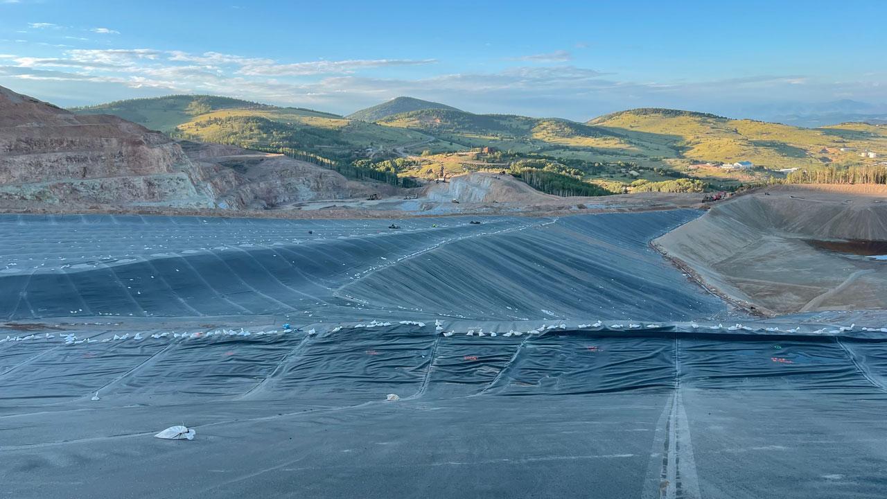 某金矿浸出场扩建土工合成衬管系统安装, 包括70英亩的纹理HDPE衬垫