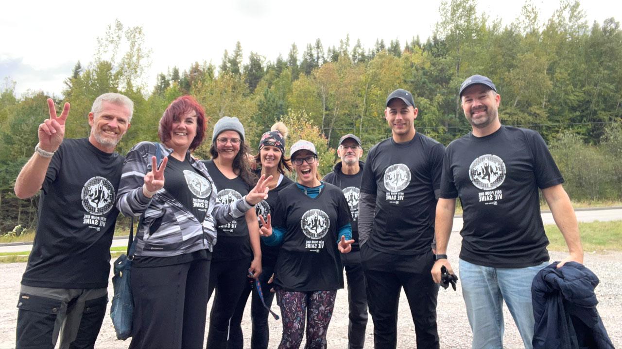 Tetra Tech employees in 健康y Life Challenge shirts smile for a photo while on a hike in Quebec