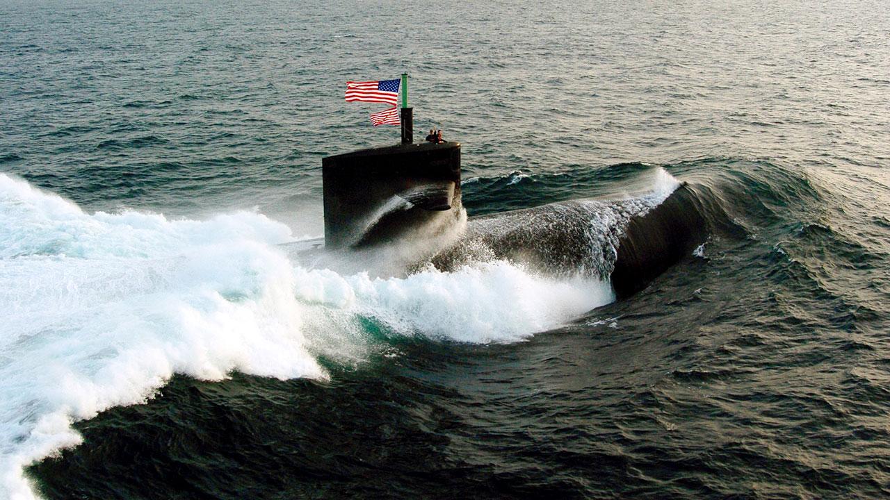 一艘潜艇上挂着美国国旗，正在海上进行双边演习