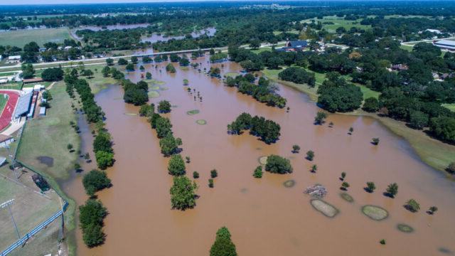 美国城市地区的大规模洪水淹没了街道并影响了基础设施